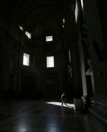 Un hombre camina por el interior de la Basílica de San Pedro, en Roma.