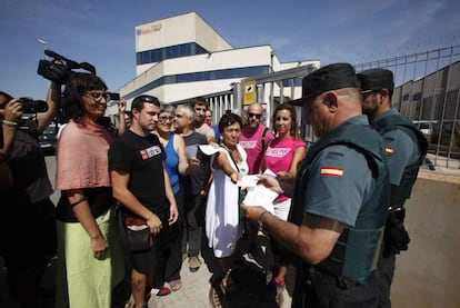 Civil guards at the gate of a printing press that was searched in Tarragona.