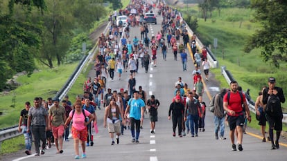 Migrantes centroamericanos caminan sobre una carretera cerca de Escuintla, Chiapas (México), el 9 de julio.