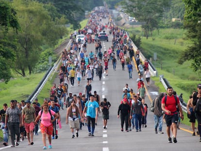 Migrantes centroamericanos caminan sobre una carretera cerca de Escuintla, Chiapas