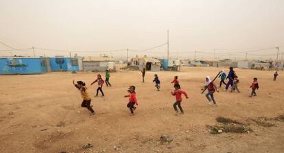 Refugiados sirios juegan durante la inauguración de una planta de energía solar en el campo de refugiados de Zaatari, Jordania, el 13 de noviembre del 2017, la mayor del mundo construida en un campamento de este tipo.