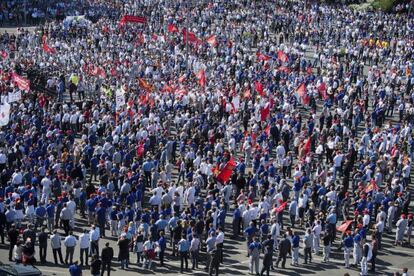 Empleados de Volkswagen se manifiestan en la planta de la compa&ntilde;&iacute;a en Wolfsburgo (Alemania) hoy, 11 de mayo de 2016