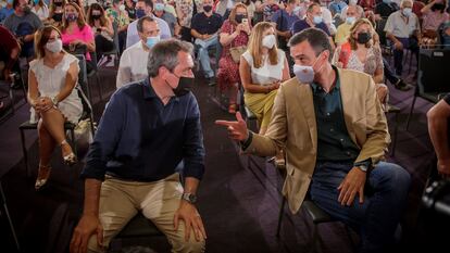 Pedro Sánchez, junto al candidato socialista a la Junta de Andalucía Juan Espadas en julio.