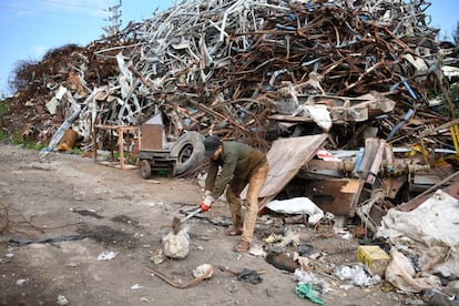 En octubre de 2018, el Banco Mundial dijo que el 54 por ciento de los trabajadores activos de Gaza están desempleados, incluido el 70 por ciento de los jóvenes. En la imagen, un trabajador en un centro de basura y reciclaje, el 20 de febrero de 2019.