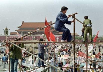 Los activistas de la 'pimavera de Pekín' comenzaron a montar asentamientos en la Plaza de Tiananmen a finales de mayo de 1989. En la foto, varios simpatizantes montan una tienda de campaña en la Plaza de Tiananmen, el 26 de mayo de 1989.