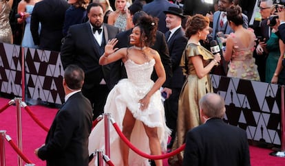 La cantante SZA saluda en la alfombra roja de la pasada ceremonia de los Oscar.
