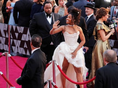 La cantante SZA saluda en la alfombra roja de la pasada ceremonia de los Oscar.