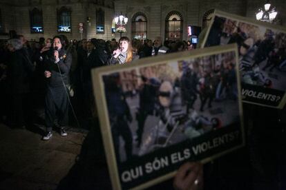 Manifestantes ense&ntilde;ando algunas de las fotograf&iacute;as de d&iacute;a del asedio.