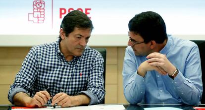 Reunión de la gestora del PSOE en Ferráz presidida por Javier Fernandez.