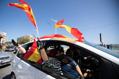 Manifestantes, en el interior de un vehículo en A Coruña, este sábado.