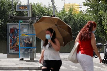 Un termómetro marca 56 grados en una calle de Madrid, este viernes, en el tercer día de la ola de calor. 