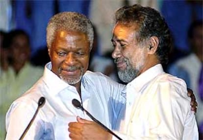 El secretario general de la ONU, Kofi Annan (izquierda), abraza a Xanana Gusmão, primer presidente de Timor Oriental.