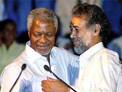 El secretario general de la ONU, Kofi Annan (izquierda), abraza a Xanana Gusmão, primer presidente de Timor Oriental.