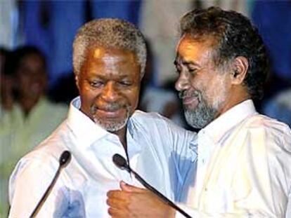 El secretario general de la ONU, Kofi Annan (izquierda), abraza a Xanana Gusmão, primer presidente de Timor Oriental.