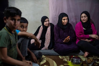 Umm Ali toma té junto a otras vecinas en su vivienda en el campo de refugiados de Yuneidat.