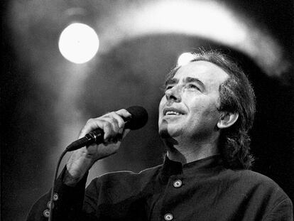 Actuación de Serrat en la plaza de toros de Las Ventas, Madrid.