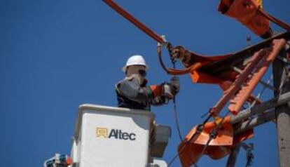 Trabajador en un tendido eléctrico.