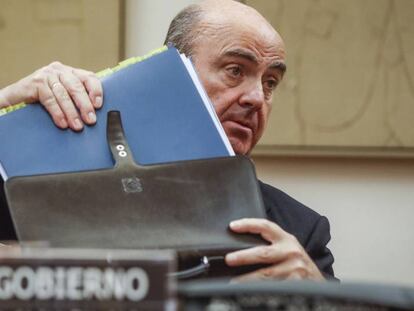 El ministro de Economía, Luis de Guindos, en el Congreso.