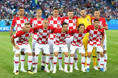 El equipo de Croacia posa antes de un partido.
