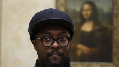 El cantante estadounidense Williams Adams, frente a la Mona Lisa de Leonardo da Vinci.