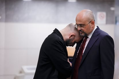Saviano y su abogado, este lunes en los pasillos del tribunal tras conocer el fallo.
