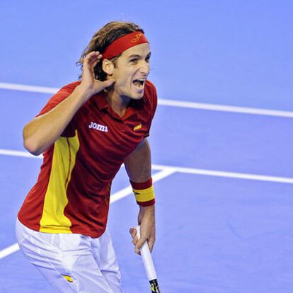 Feliciano hace un gesto al público argentino en su partido ante Del Potro.