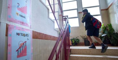 Un niño sube las escaleras en el primer día de clases en el CEIP Soler i Godes de Castellón (Valencia), este lunes.