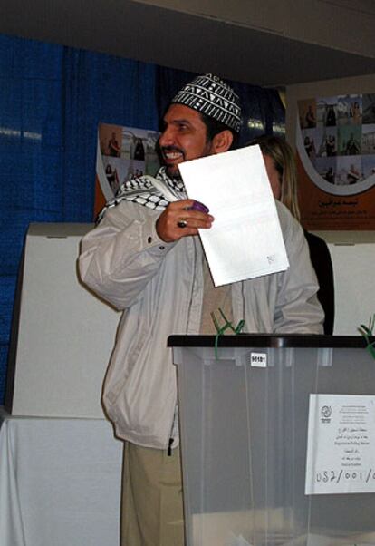Ahmed Alsady vota en New Carrollton, cerca de Washington.