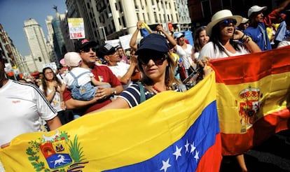 Opositores venezolanos se manifiestan en Madrid para pedir democracia, en 2016.