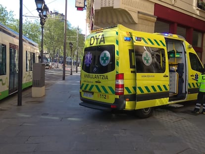 Una ambulancia de la DYA en una calle de Bilbao.