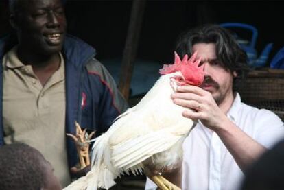 Koen Vanmechelen presenta en Dakar el <i>Cosmopolitan Chicken Project</i>.
