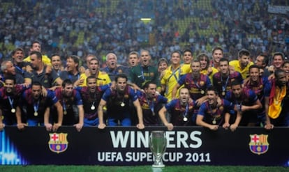 Los jugadores del Barcelona celebrando el triunfo en la Supercopa.