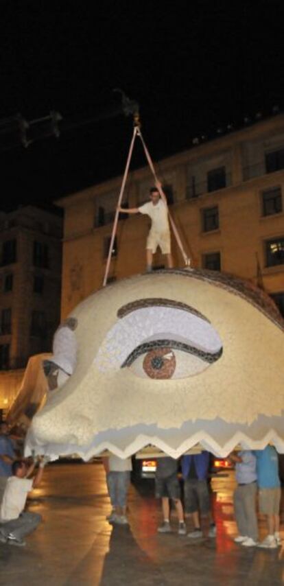 La foguera de la Plaza del Ayuntamiento ya toma cuerpo.