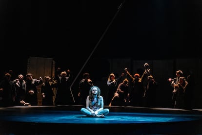 El tenor Florian Silvers, en el personaje de Jan van Leiden, en la última escena de la ópera ‘Die Apokalypse’.