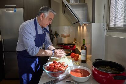 El candidato del PP, Javier de Andrés, cocina en la sede del partido para los afiliados y simpatizantes que han ayudado en la campaña, este sábado en Vitoria. 
