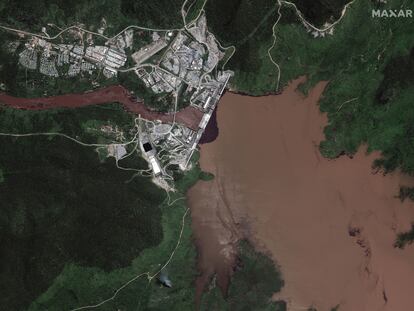 Imagen de satélite de la Gran Presa del Renacimiento Etíope tomada el pasado domingo en la que se aprecia cómo el agua está siendo retenida.