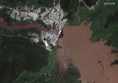 Imagen de satélite de la Gran Presa del Renacimiento Etíope tomada el pasado domingo en la que se aprecia cómo el agua está siendo retenida.