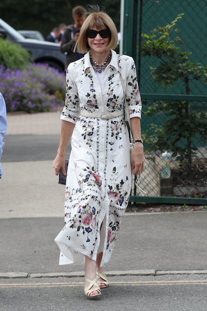 Anna Wintour no es amiga de las manicuras y pedicuras con color y siempre, vaya donde vaya, luce las mismas sandalias con las uñas sin pintar.