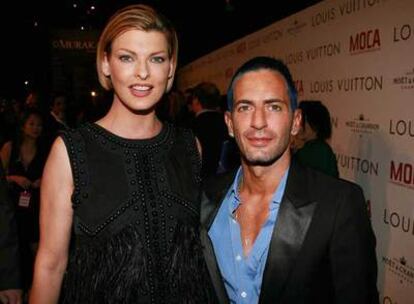 Linda Evangelista, con Marc Jacobs, a su llegada a la gala celebrada en honor de Louis Vuitton.