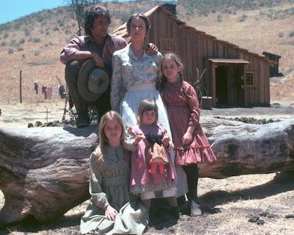 La familia Ingalls, protagonista de La casa de la pradera, al completo. A la derecha, Laura, quien en la realidad escribió la novela adaptada a la pequeña pantalla.