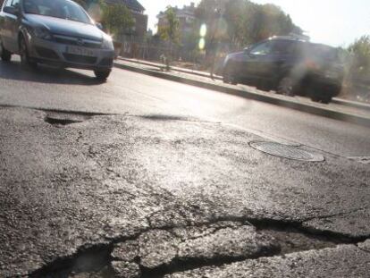 Un coche sufre los desperfectos de la avenida Principe de Asturias