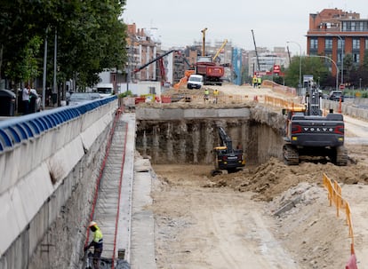 Operarios trabajando en las obras de la autovía A-5, el 23 de julio de 2025 en Madrid.