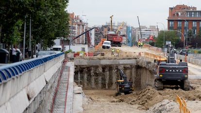 Operarios trabajando en las obras de la autovía A-5, el 23 de julio de 2025 en Madrid.