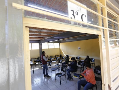 Un grupo de estudiantes recibe clases en Zapopan, Estado de Jalisco.