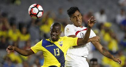 Renato Tapia, de Peru (direita), e Enner Valência durante a segunda parte.