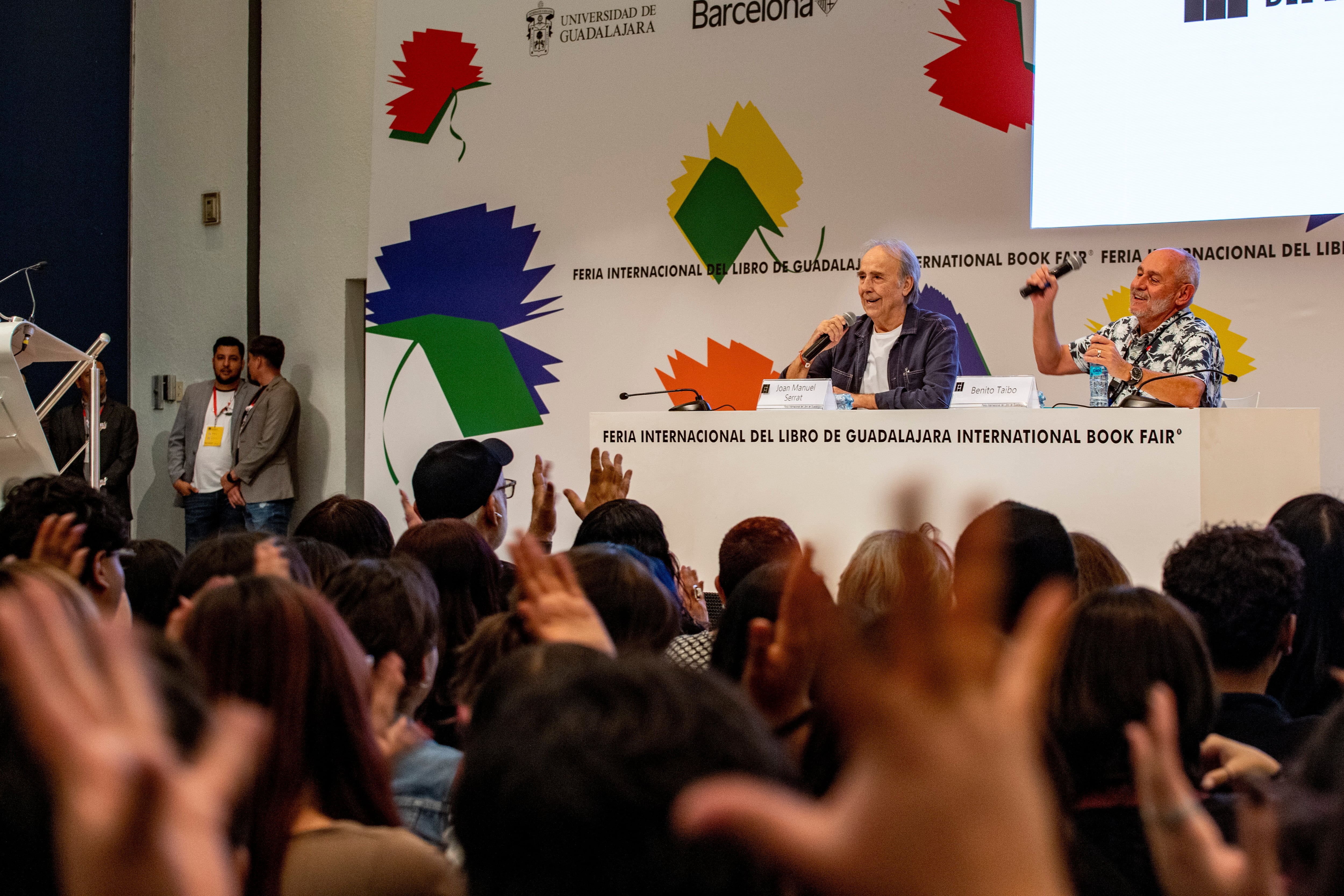 Joan Manuel Serrat y Benito Taibo en el diálogo 'Mil jóvenes con Serrat', este jueves.