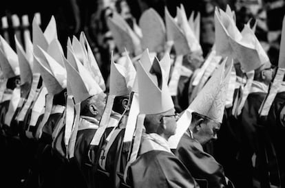 1978, el año de los tres papas. Pablo VI moría con 81 años el 6 de agosto durante sus vacaciones en Castelgandolfo, tras 15 de papado. Su sucesor, Juan Pablo I, lo hacía tras sólo 33 días al frente de la Iglesia, dando paso a Juan Pablo II, que la dirigiría durante 26 años. En la imagen, el 25 de agosto de 1978, los 112 cardenales (por primera vez todos los países del mundo estaban representados) asisten a la misa 'Pro eligendo pontificem' antes de ser encerrados bajo llave en el cónclave. Pablo VI decretó antes morir que los cardenales estuvieran solos durante su encierro. Hasta entonces podían llevar dos o tres acompañantes si alegaban problemas de salud.
