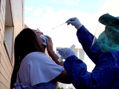 Una sanitaria hace un test PCR en un Centro de Salud de Ejea de los Caballeros (Zaragoza).