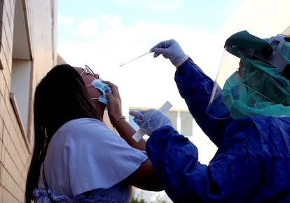 Una sanitaria hace un test PCR en un Centro de Salud de Ejea de los Caballeros (Zaragoza).