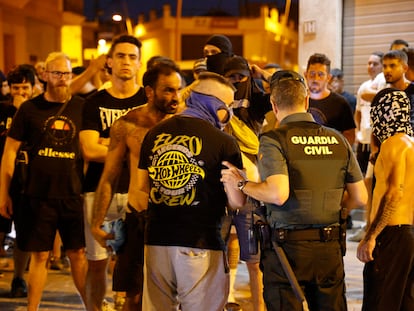 Imagen de los altercados protagonizados este sábado por grupos ultra en Torre Pacheco (Murcia).